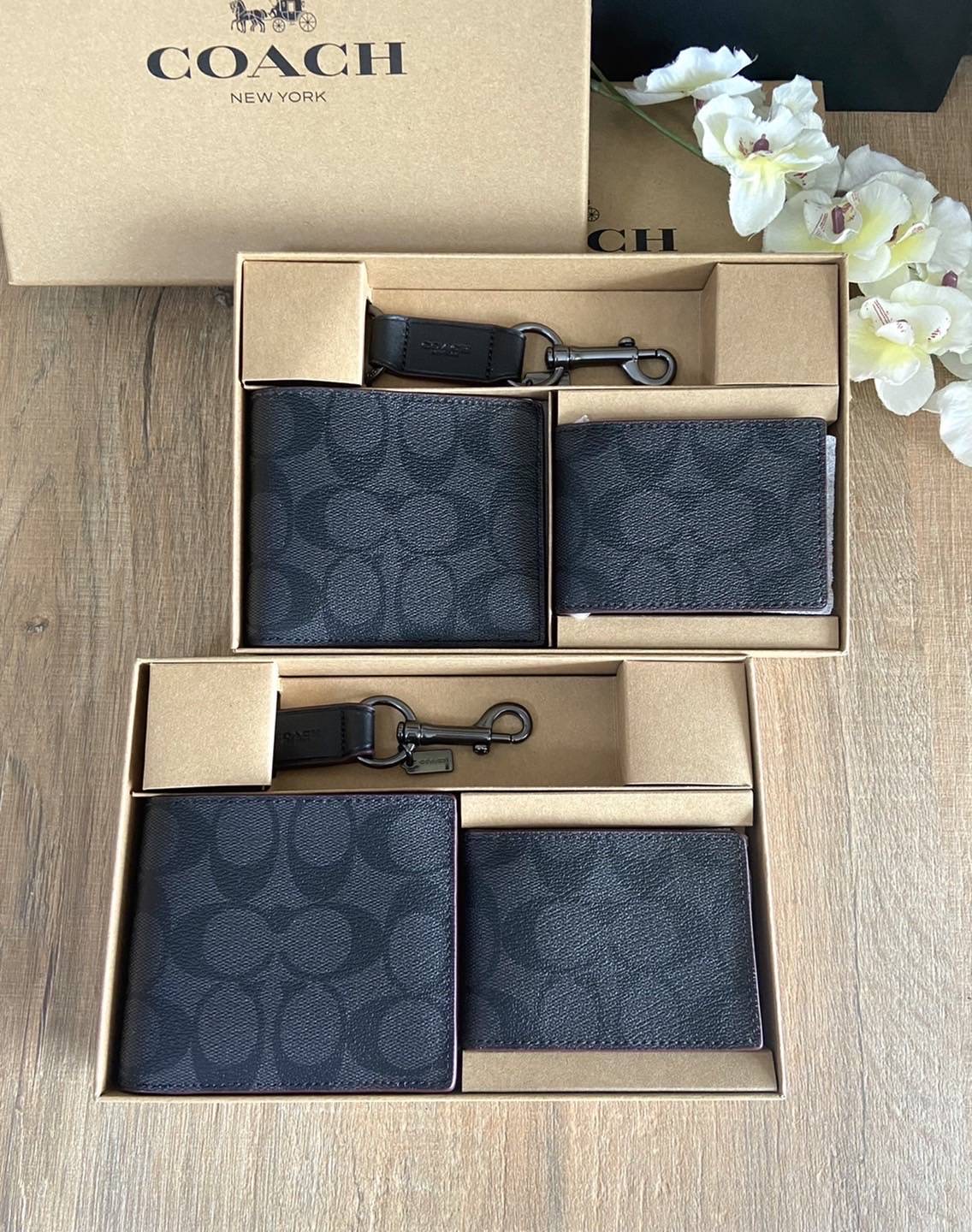 New COACH BOXED 3-IN-1 WALLET GIFT SET ขนาด 4 1/4" (L) x 3 3/4" (H) x 3/4" (W)