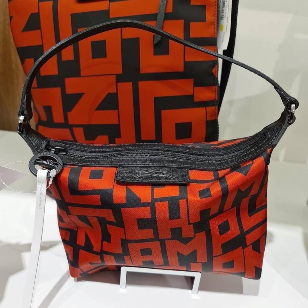New Longchamp Le Pliage LGP pouch สะพายเข้าไหล่ สีแดง size 21x17x5.5 cm
