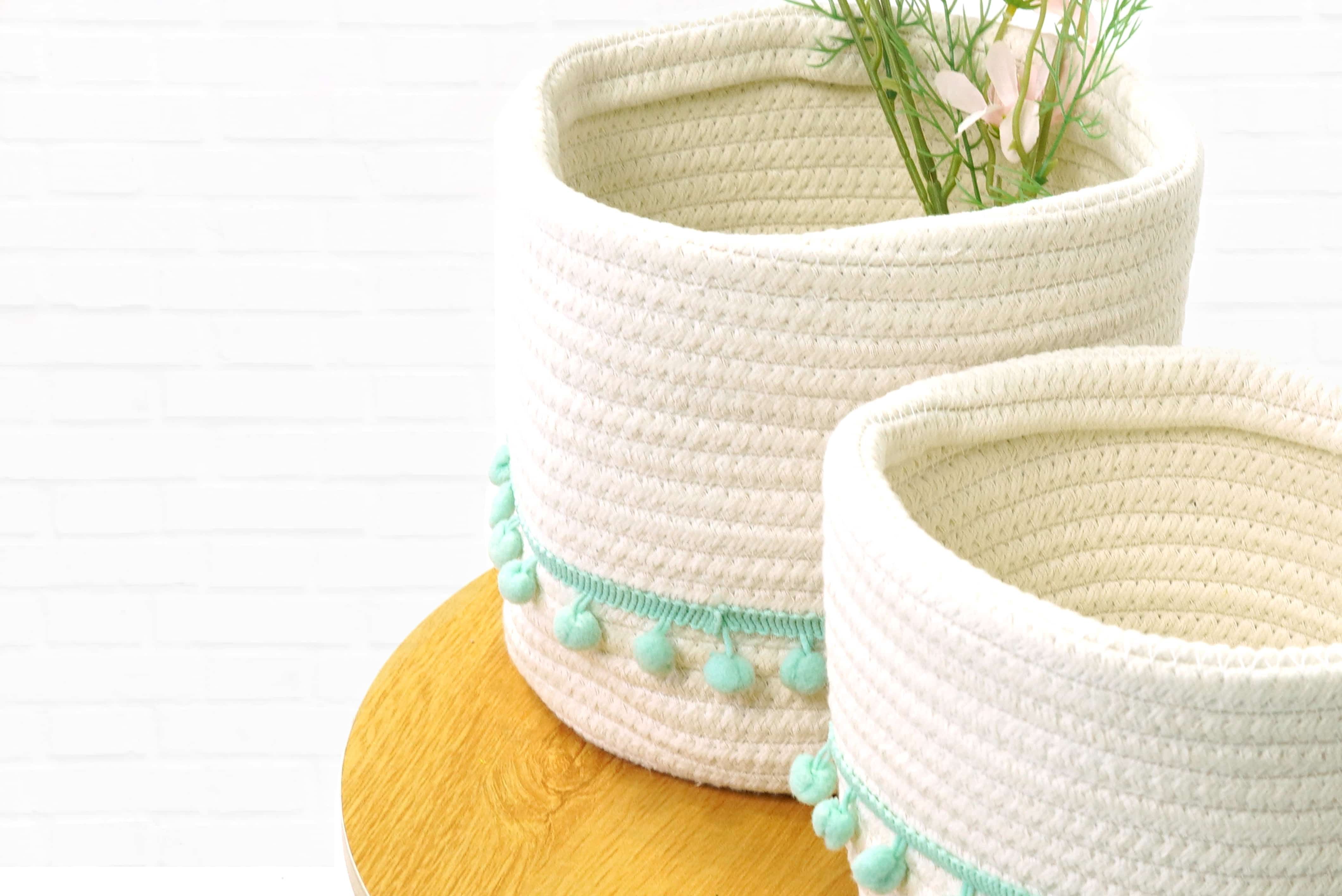 Storage basket set ตะกร้าผ้าเก็บของ 2ชิ้น คาดสีฟ้า ขนาด 20x20x21cm และ 19x16x17cm