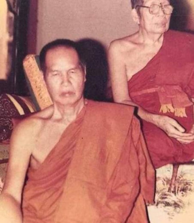 พระทันตธาตุ ครูบาบุญยืน วัดบ้านโฮ่งหลวง อ.บ้านโฮ่ง จ.ลำพูน พระทันตธาตุนี้ได้มาจากพ่อเขียว เป็นคนบ้านสันตับเต่า จ.ลำพูน พ่อเขียวอายุ 78 ปี (บันทึก พ.ศ.2567) ปัจจุบันยังมีชีวิตอยู่ ท่านเป็นกรรมการวัดบ้านโฮ่งหลวงในยุคนั้น ได้รับพระทันตธาตุมาเมื่อปี 2543