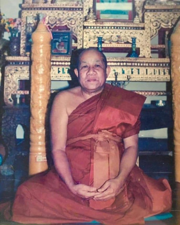 พระทันตธาตุ ครูบาฝ้าย วัดพระธาตุดอยตุง อ.แม่สาย จ.เชียงราย ได้มาจากดาบจรูญ อาศัยอยู่ที่ อ.แม่สาย จ.เชียงราย อายุ 68 ปี ปัจจุบันยังมีชีวิตอยู่ ดาบจรูญเป็นศิษย์ครูบาฝ้ายตั้งแต่ปี 2545 ดาบจรูญท่านได้พระทันตธาตุนี้มาเมื่อปี 2554