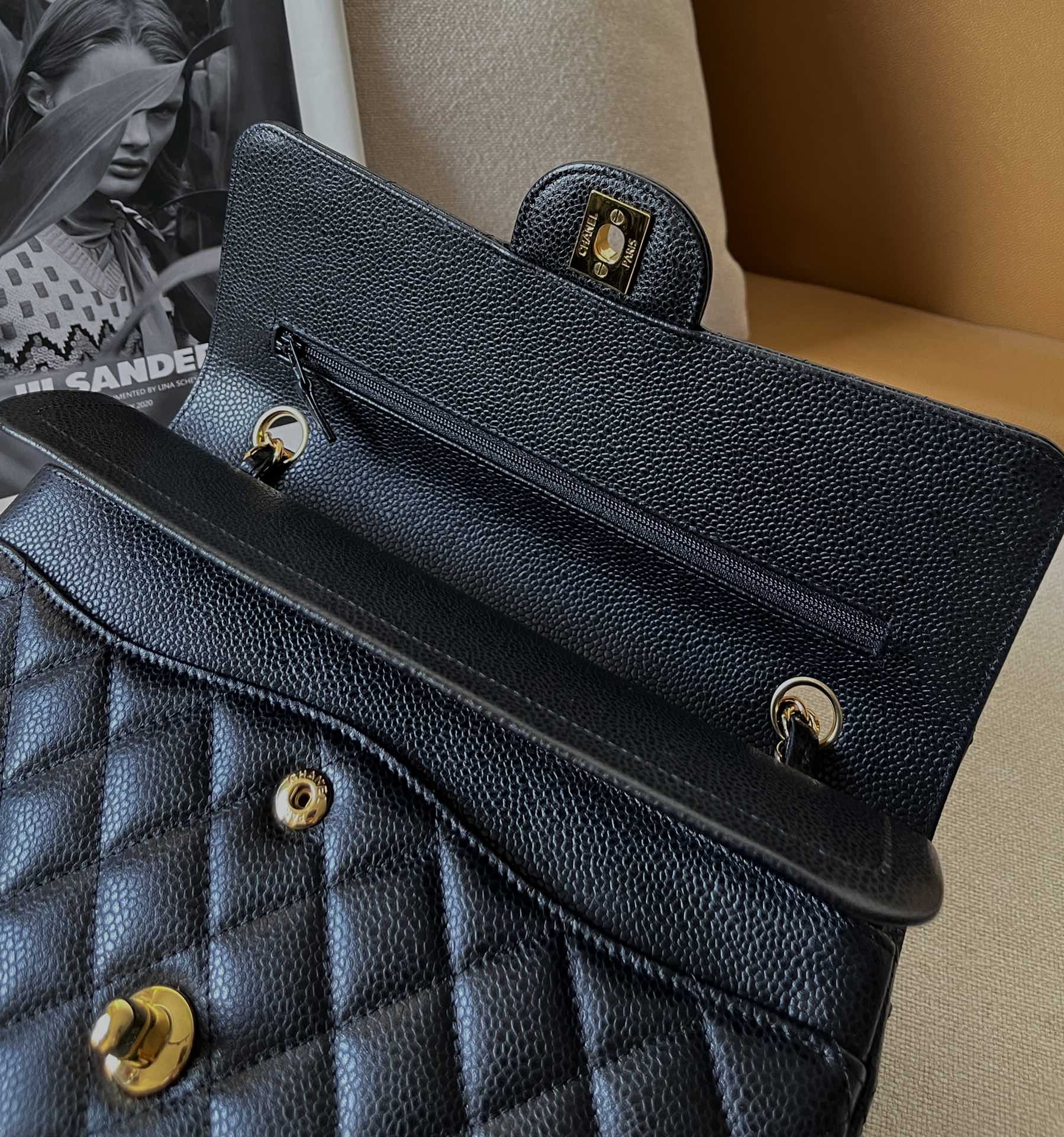 [Pre-order] กระเป๋า Chanel Classic 10” Caviar GHW คลาสสิคตลอดกาล หนังคาเวียร์ตัดเย็บด้วยหนังนำเข้าเกรดที่ดีที่สุด