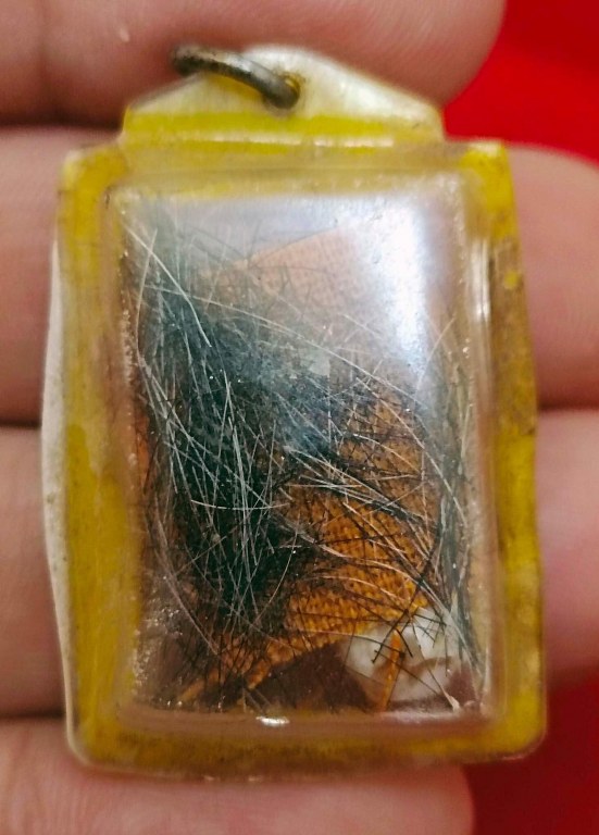 พระทันตธาตุ จีวร เกศา รูปถ่าย หลวงปู่แหวน วัดดอยแม่ปั๋ง เลี่ยมโบราณ ไม่น้อยกว่า 40 ปี เจ้าของเดิมเป็นศิษย์รับใช้หลวงปู่แหวน เป็นครูที่ อ.พร้าว ชื่อคุณพ่อประจักษ์ อายุ 95 ปี ปัจจุบัน (พ.ศ.2566) ยังมีชีวิตอยู่ ท่านเคยรับใช้หลวงปู่แหวน ช่วงปี 2524-2528