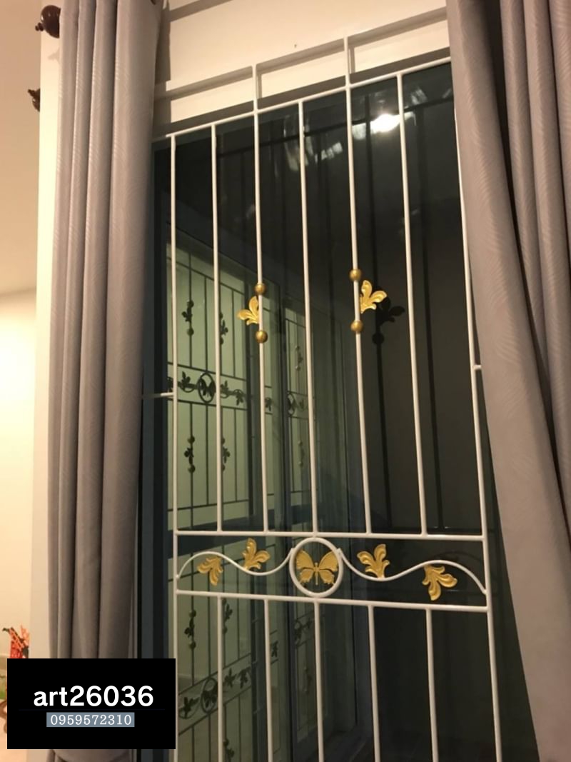 เหล็กดัดสีอบพร้อมมุ้งลวด หน้าต่าง ลายผีเสื้อ กรอบขาวพร้อมผ้าม่าน