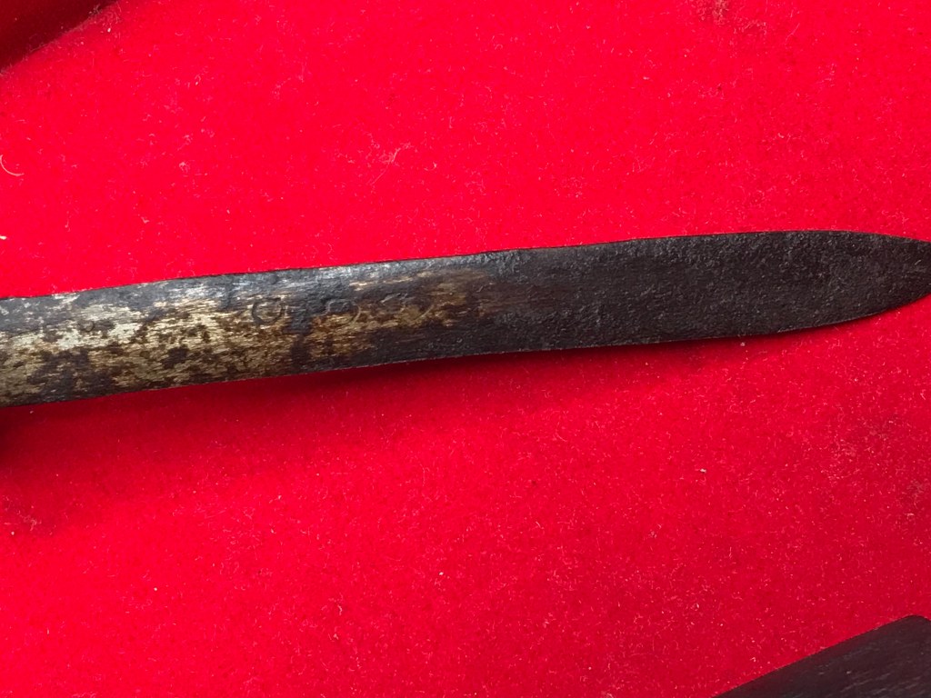 มีดหมอ มีรอยจาร และมีดทำน้ำมนต์ ครูบาชัยยะวงศา ได้มาจากลูกศิษย์ครูบาวงศ์ ปัจจุบัน อายุ 58 ปี ท่านเป็นหมอยารักษาชาวบ้านแถวนั้น ชื่อหนานวิระชัย หรือชาวบ้านเรียกว่าหมอวิระชัย เคยบวชเรียนที่วัดห้วยต้ม ตั้งแต่เป็นเณร เมื่อปี 2525 ถึงปี 2545