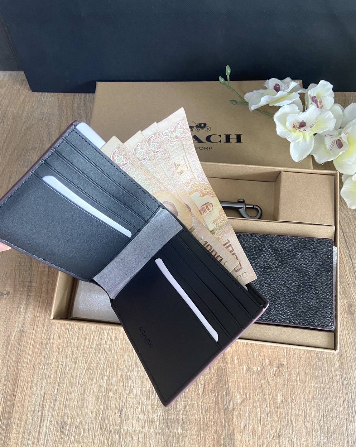 New COACH BOXED 3-IN-1 WALLET GIFT SET ขนาด 4 1/4" (L) x 3 3/4" (H) x 3/4" (W)