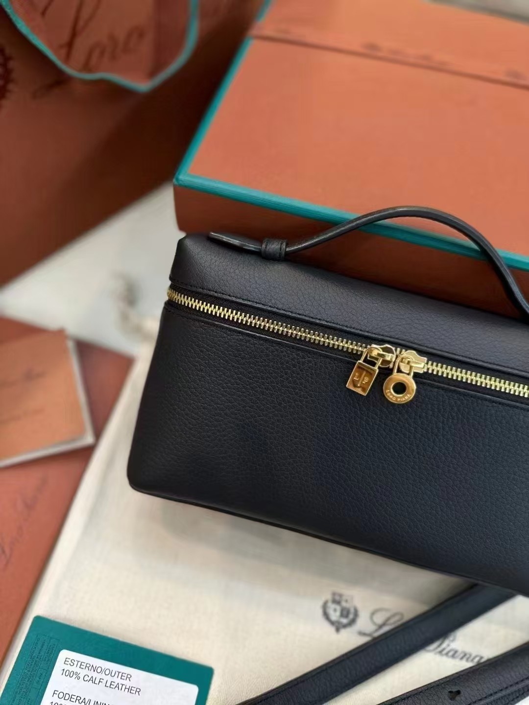 [Pre-order] Loro Piana รุ่น L19 Extra Pocket Pouch Black Calfskin งานเกรดคุณภาพเทียบแท้ VIP QUALITY