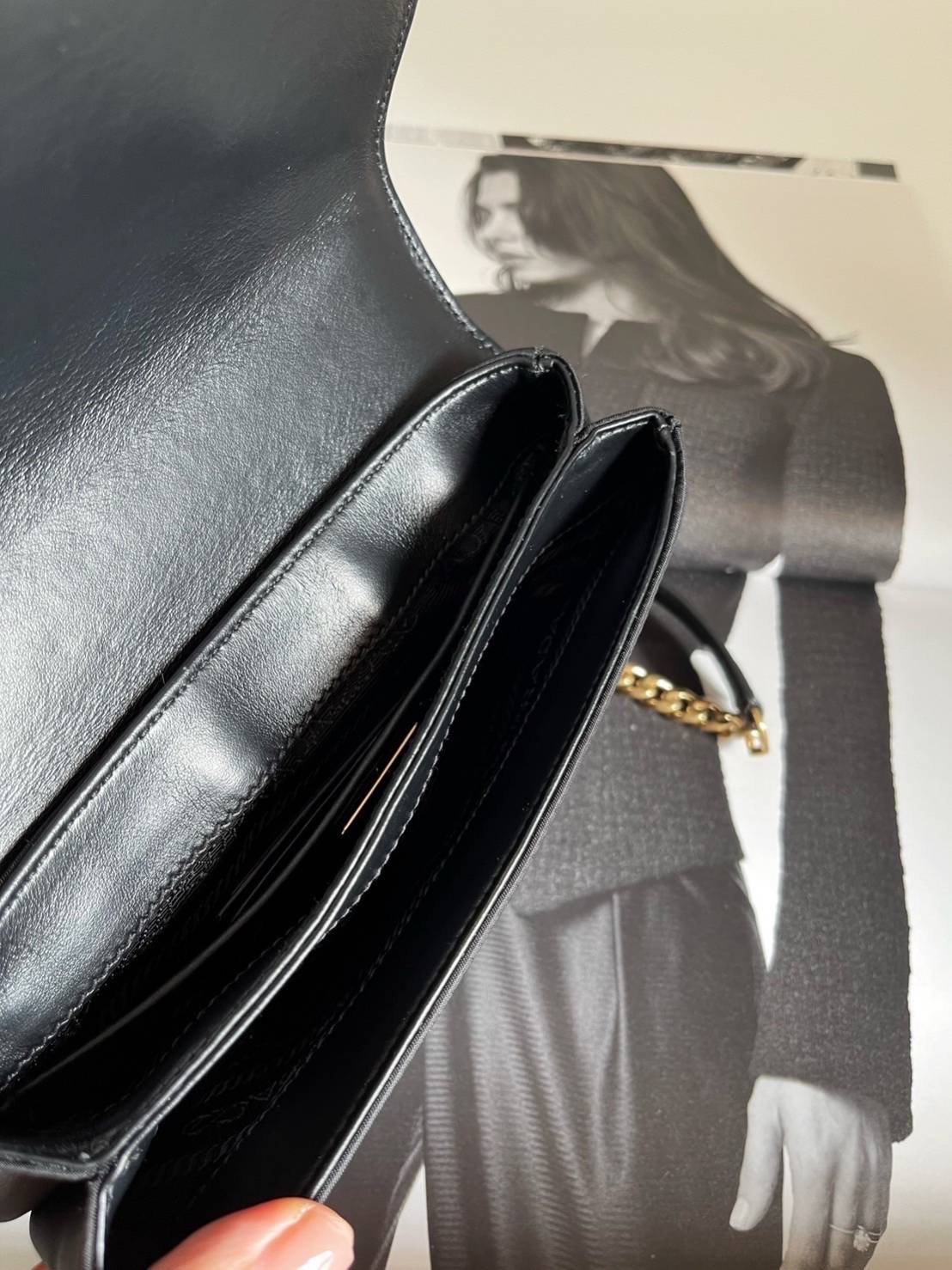 New Prada Pattina หนัง saffiano อะไหล่ทอง มี 2 ช่องใส่ของ สะพายได้ 2 แบบค่ะ