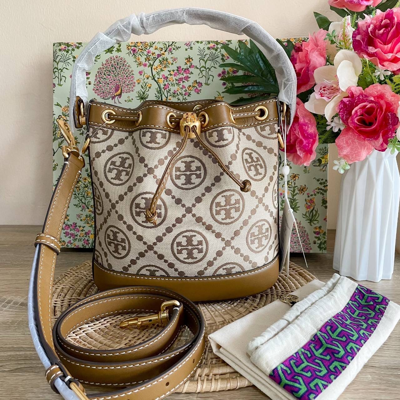 New TORY BURCH T MONOGRAM JACQUARD BUCKET BAG HAZELNUT