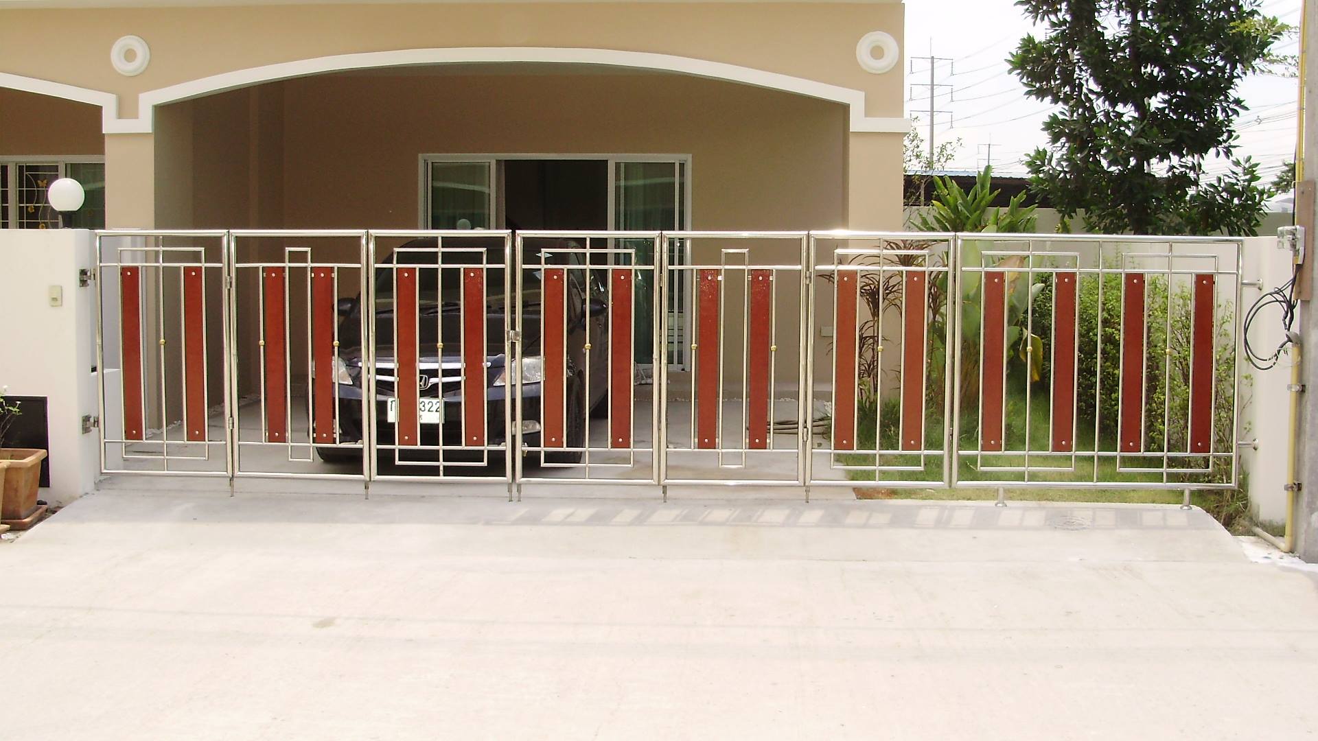 รั้วหน้าบ้าน