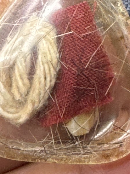 พระทันตธาตุครูบาดวงดี วัดท่าจำปี จ.เชียงใหม่ ร.ต.อ.พิทักษ์ ได้มาจากอดีตพ่อกำนันคม อายุ 72 ปี เคยเป็นกำนันใน อ.ดอยหล่อ จ.เชียงใหม่ ระหว่าง ปี 2552-2560 พ่อกำนันคม เป็นลูกศิษย์ครูบาดวงดี วัดท่าจำปี พ่อกำนันได้รับพระทันนตธาตุนี้มาเมื่อปี 2553