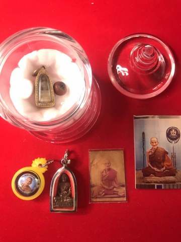 ๑. พระทัตธาตุ ครูบาแก้ว สุทโธ ๒.รูปถ่ายด้านหลังติดจีวร ๓. ล็อกเกตรุ่นแรก ปี ๑๘ ๔. เม็ดประคำจำนวน ๑ เม็ด ๕. รูปถ่ายด้านหลังติดพลอยคำ และ ๖.รูปหล่อรุ่น ๑ ของหลวงปู่แก้ว สุทโธ วัดดอยโมคลาน จ.เชียงใหม่