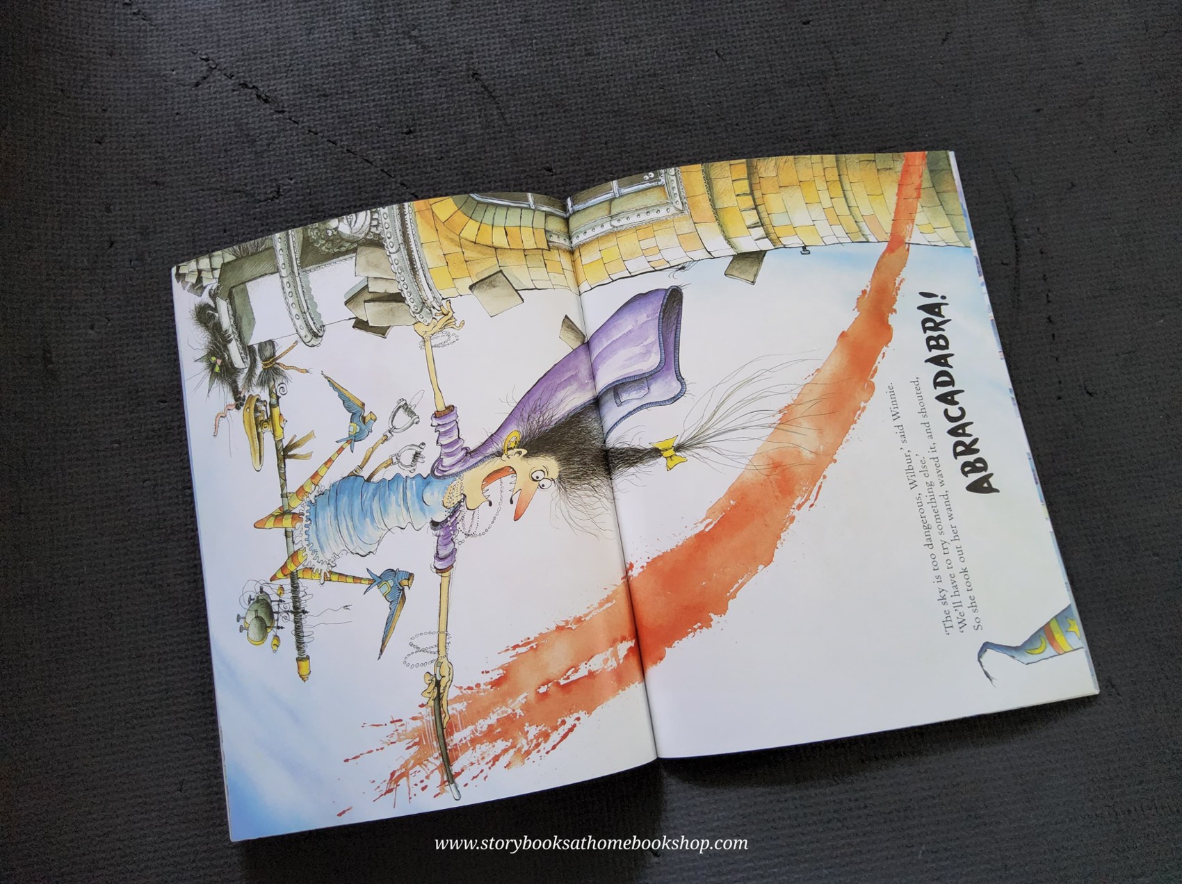 หนังสือนิทานปกอ่อน** 🍅WINNIE Flies Again by Valerie Thomas and Korky Paul