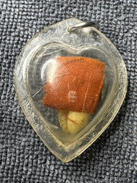 พระทันตธาตุครูบามั่ง วัดชัยสิทธิ จ. แพร่ ร.ต.อ.พิทักษ์ ได้มาจากคุณยุทธ อายุ 71 ปี อดีตทำงานไปรษณีย์ จ.แพร่ ในสมัยนั้น ร.ต.อ.พิทักษ์ ทำงานใน จ.อุตรดิตถ์ และคุณยุทธเป็นศิษย์และเป็นญาติกับครูบามั่ง คุณยุทธ ได้พระทันตธาตุนี้ มาในปี 2537