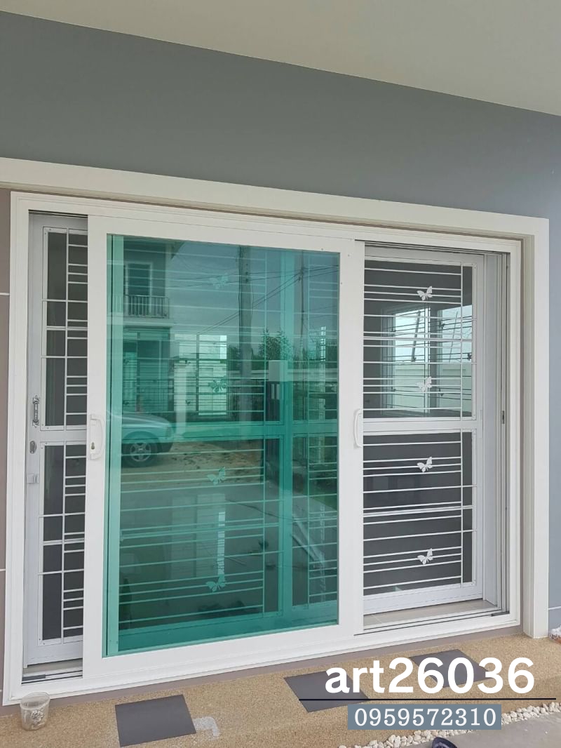 เหล็กดัดสีอบขาวผีเสื้อ มุ้งลวด กระจกสีน้ำทะเล บานเลื่อน