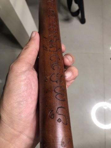 ไม้เท้าครูบาชัยยะวงศา เล่มนี้ ได้มาจากชาวกะเหรี่ยงท่านหนึง ปัจจุบัน (ปี 2565) อายุ 80-90 ปีแล้ว ตอนที่ไปเอาไม้เท้านี้ เพื่อน ๆ เพื่อนบ้านคุณลุงท่านก็ไปเอาไม้เท้าที่บ้าน ของตัวเองให้ นำมารวม ๆ กัน จึงได้มา 5 เล่มในคราวเดียวกัน