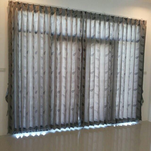 ผ้าม่านพับ ผ้าม่านจีบ สีเทาลายใบไม้อีกสไตล์