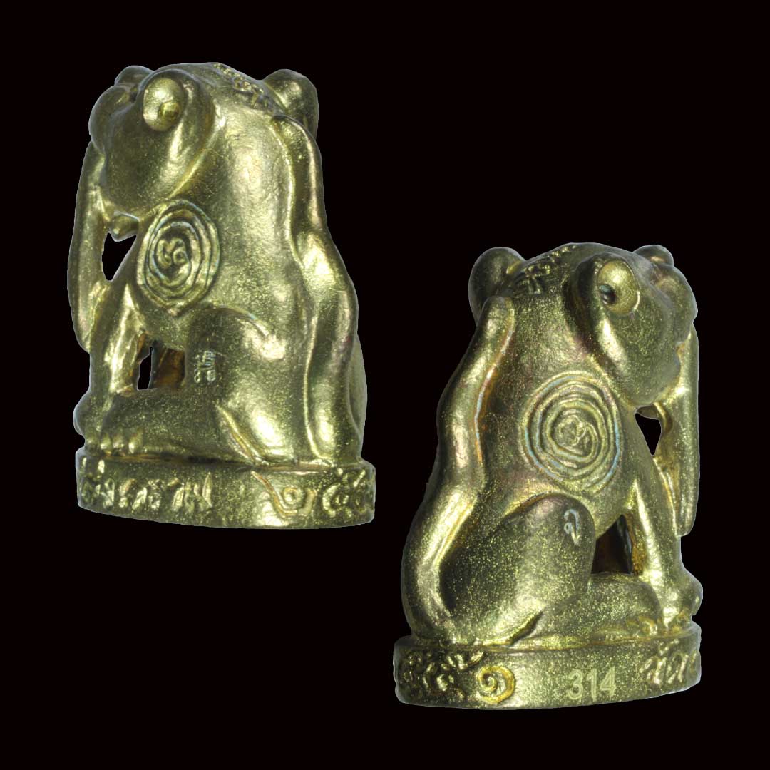 เสือเขี้ยวดาบ หลวงพ่อสมชาย วัดปริวาส ปี51 เนื้อสำริดเหลือง (พิมพ์ใหญ่)