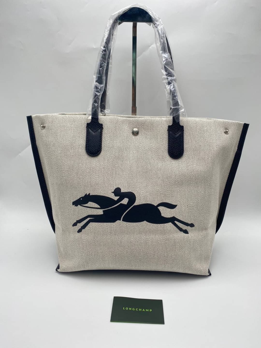 New Longchamp Essential Toile Open Tote Size L ขนาด : 32 x 32 x 17 ซม.
