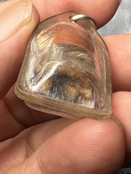 พระทันตธาตุครูบาอินทร์ วัดบ้านใหม่ จ.ลำปาง ร.ต.อ.พิทักษ์ได้มาจากอดีตผู้ใหญ่บ้านแม่สุข อ.วังเหนือ จ.ลำปาง ชื่อผู้ใหญ่เขียว อายุ 76 ปี เคยเป็นผู้ใหญ่บ้านราว ปี 2535-2542 ผู้ใหญ่เขียวเป็นศิษย์ครูบาอินทร์ ระหว่างปี 30-38 โดยได้รับพระทันตธาตุนี้ในปี 2536