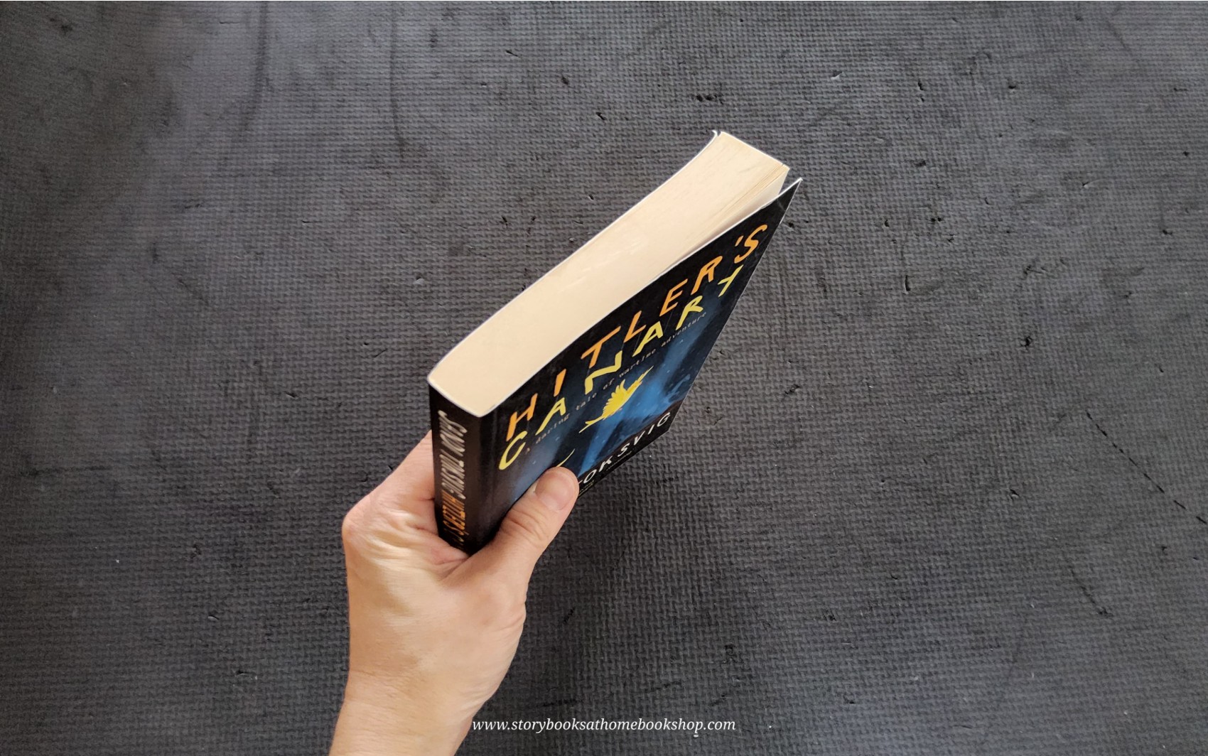 วรรณกรรมเยาวชน** 🍅Hitler's Canary by Sandi Toksvig