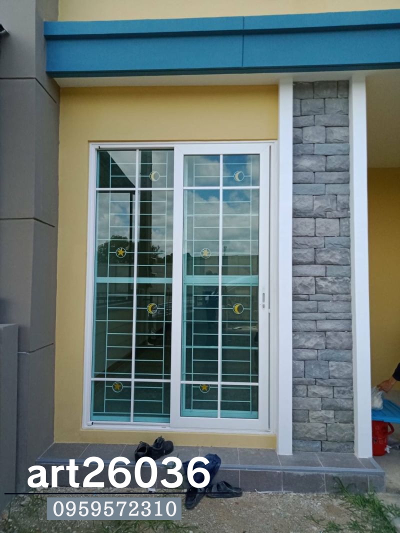 เหล็กดัดพร้อมมุ้งลวด ลายดาวและพระจันทร์