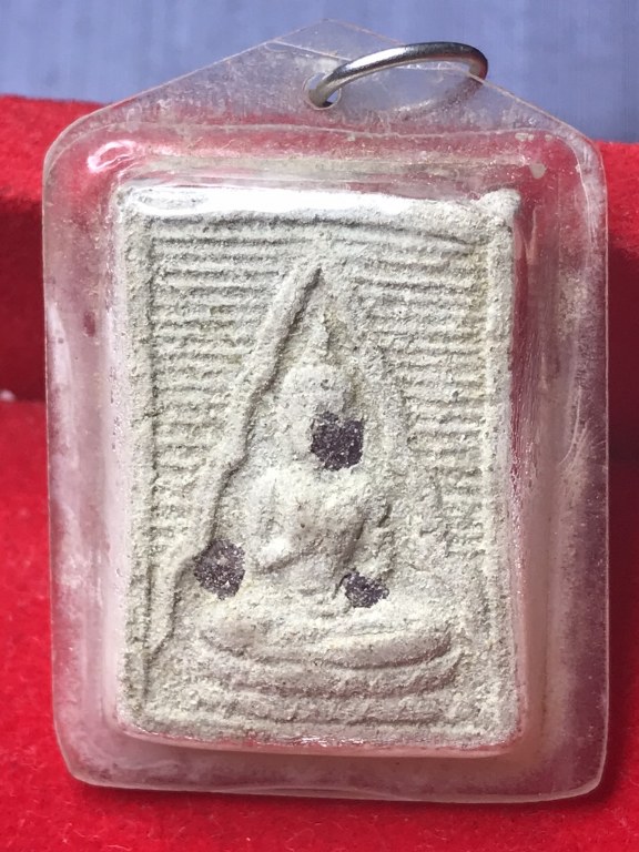 พระผงของขวัญรุ่นแรก.หลวงปู่สิม พุทธาจาโร พ.ศ.๒๕๑๗ วัดถ้ำผาปล่อง จ.เชียงใหม่ ฝังพลอยพระธาตุ(พิมพ์พระผงปากน้ำ)