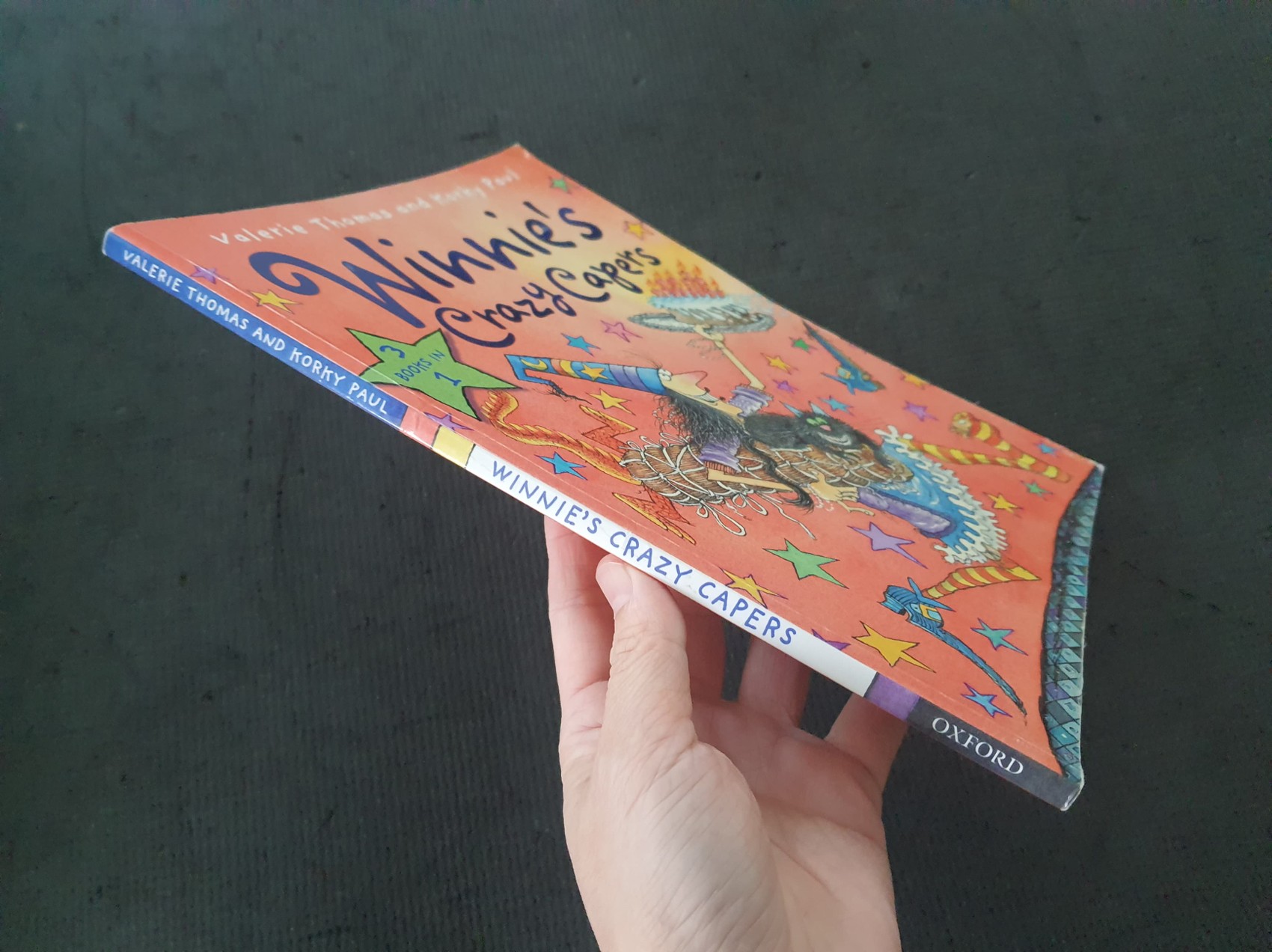 หนังสือนิทานปกอ่อน WINNIE'S CRAZY CAPERS 3 IN 1