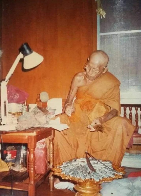 บูชาแล้ว มีดหมอหลวงปู่ครูบาชัยยะวงศา วัดพระพุทธบาทห้วยต้ม เล่มนี้คงเป็นเล่มเดียวในโลก เพราะเป็นใบมีดรุ่น ๑ ปี ๓๙ ส่วนด้ามมีดและปลอกมีดเป็นมุก มีดเล่มนี้จัดทำโดยช่างขันชัย โสภักต์ ร้านดาบทุ่งเกวียนลำปาง มีดเล่มนี้ช่างขันชัยได้นำมาถวายตุ๊จอดี๊ วัดพระบาทห้วย