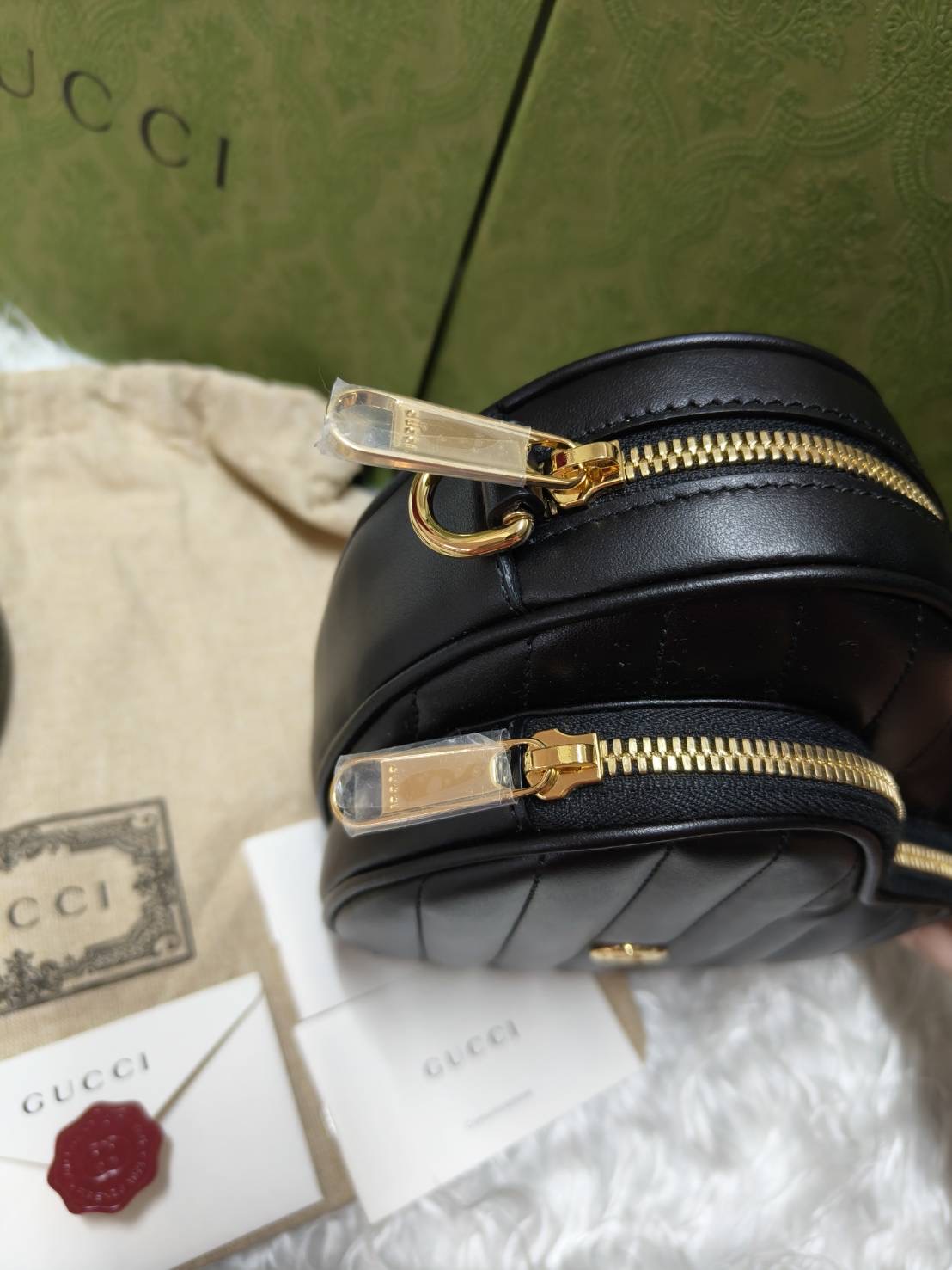 รุ่นใหม่น่ารักมาก New Gucci Interlocking G Heart Shoulder Bag ทรงหัวใจ น่ารัก ด้านหลังเป็นปรกติจาก shop นะคะ sz.18.5cm x 20cm x 4.5cm