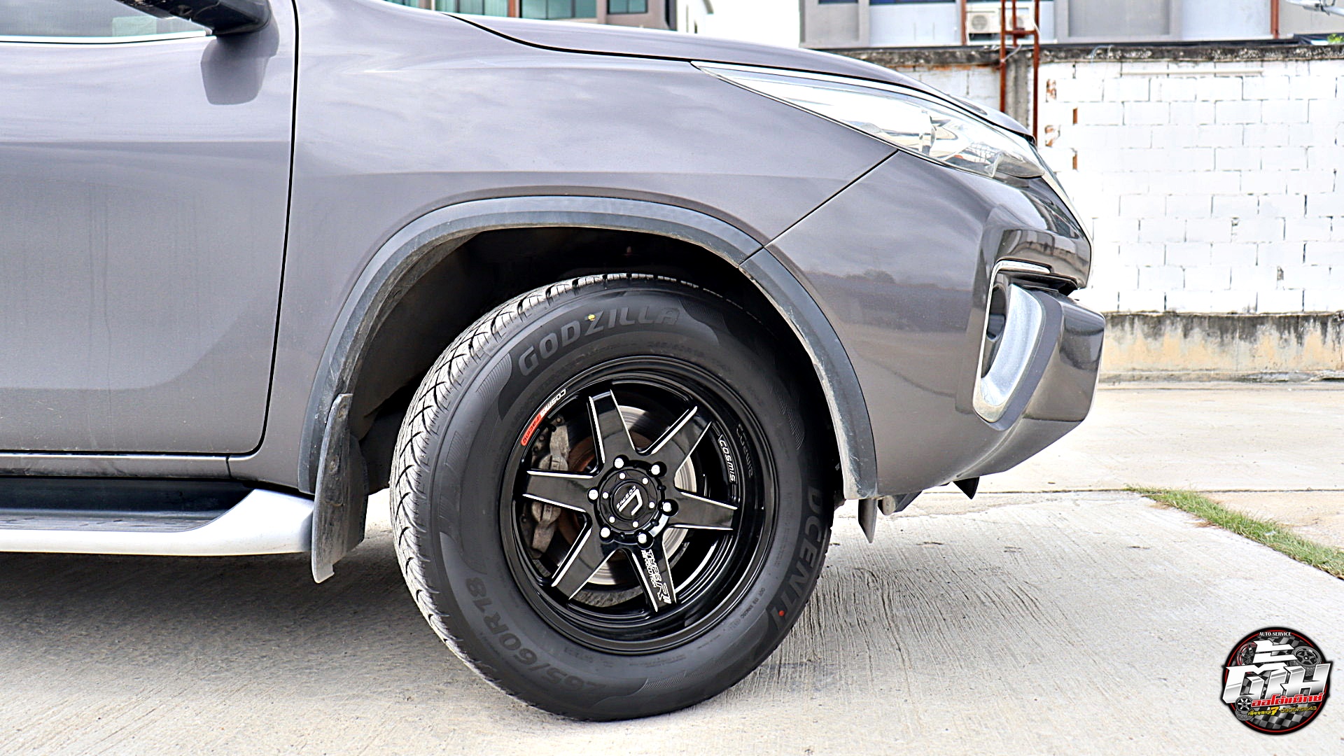 TOYOTA FORTUNER เปลี่ยนล้อยาง ล้อ COSMIS TYPE-R Revolution ขอบ18นิ้ว ยาง DCENTI GODZILLA 265/60R18 114H