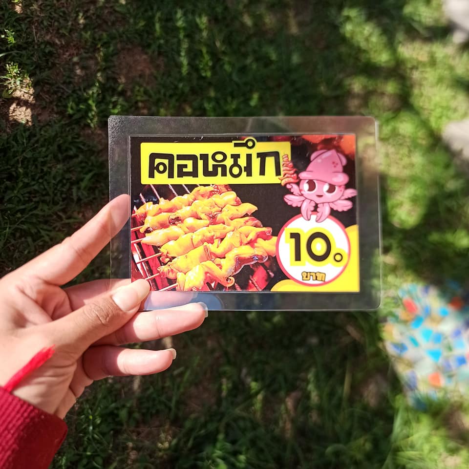 ป้ายเมนูสำเร็จรูป A6 ไม่เจาะ 22 แผ่น | แบบที่ 7 โทนสีเหลือง-ดำ | ลูกชิ้น, ไส้กรอก, หมึก, หอย เมนูเด็ด พร้อมใช้งาน