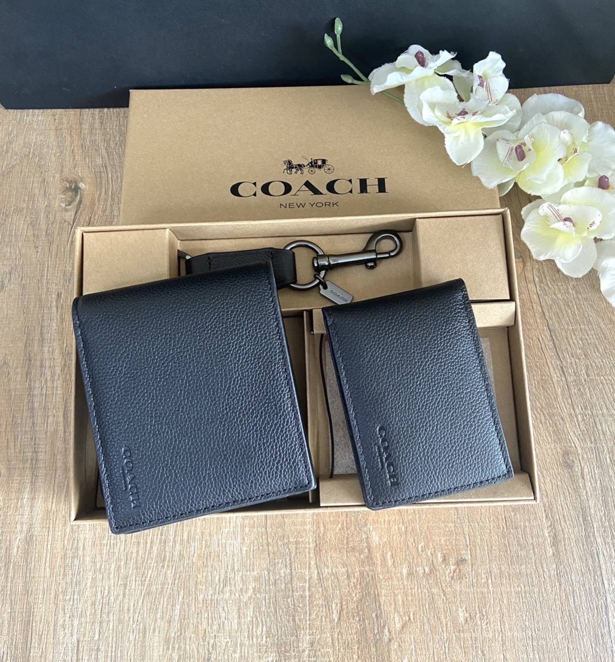 New COACH BOXED 3-IN-1 WALLET GIFT SET ขนาด 4 1/4" (L) x 3 3/4" (H) x 3/4" (W)