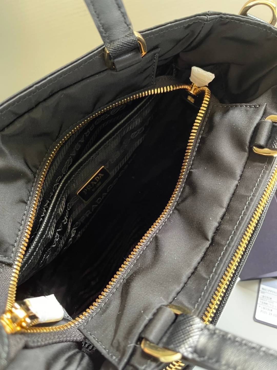 ว่าง 1 สุดท้าย New Prada Tessuto Shopping Tote Bag Size สูง 8.2 x กว้าง 9 x ฐาน 4 นิ้ว