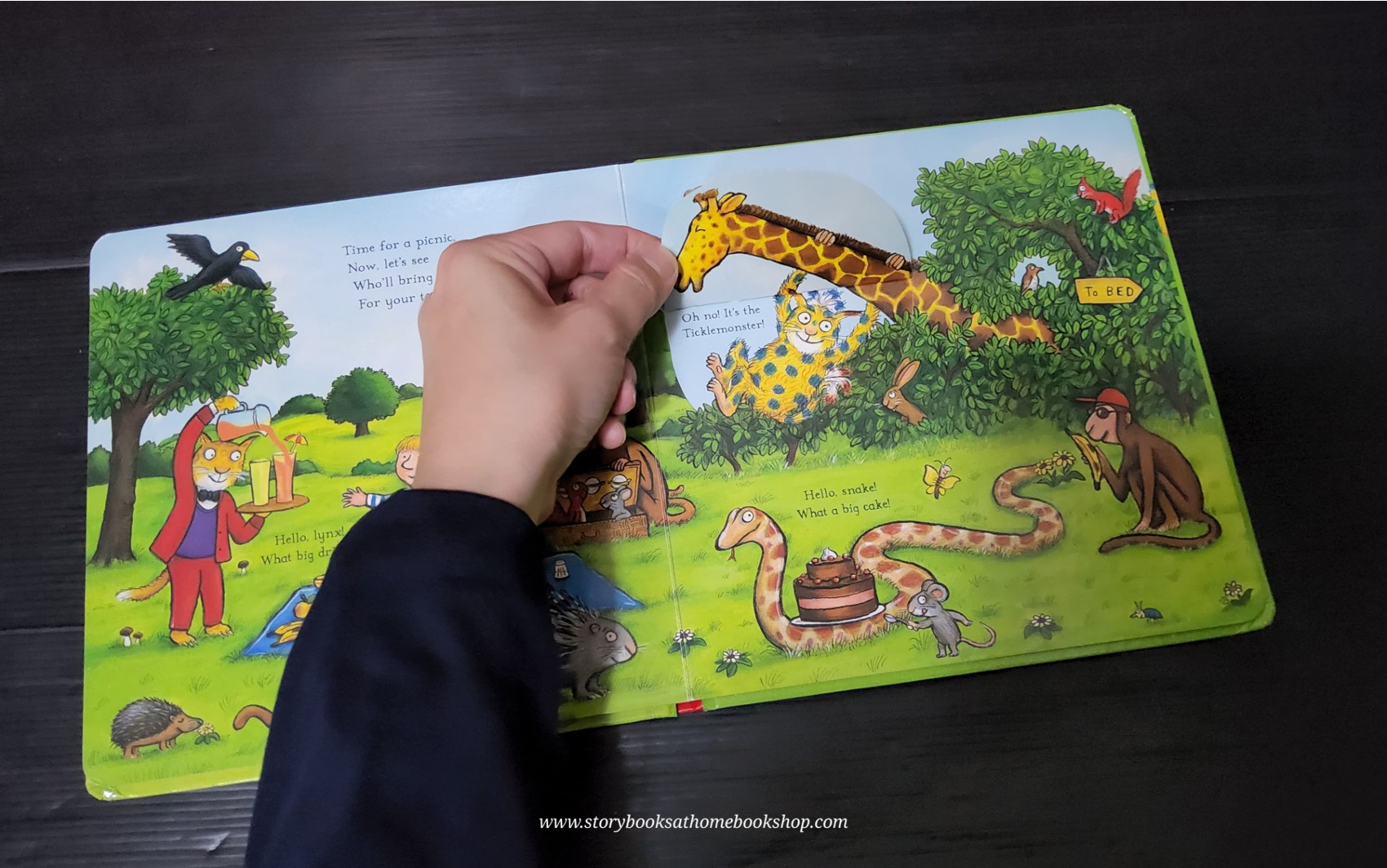 FLAP BOARD BOOK** 🍅🍓THE TICKLE BOOK BY IAN WHYBROW.AXEL SCHEFFLER