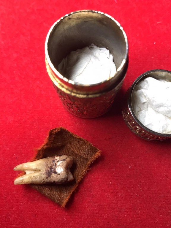 พระทันตธาตุครูบาแสง วัดร่องช้าง จ.ลำพูน ได้มาจากลุงประสิทธิ์ อดีตนายอำเภอ เวียงหนองล่อง อายุ 74 ปี เล่าว่าได้มา เมื่อสมัยที่ท่านเป็นปลัดอำเภอ อ.ป่าซาง เมื่อปี 2532 ได้จากผู้ช่วยผู้ใหญ่บ้านใน อ.ป่าซาง ซื่อว่าวิโรจน์ซึ่งมีศักดิ์เป็นหลานครูบาแสง