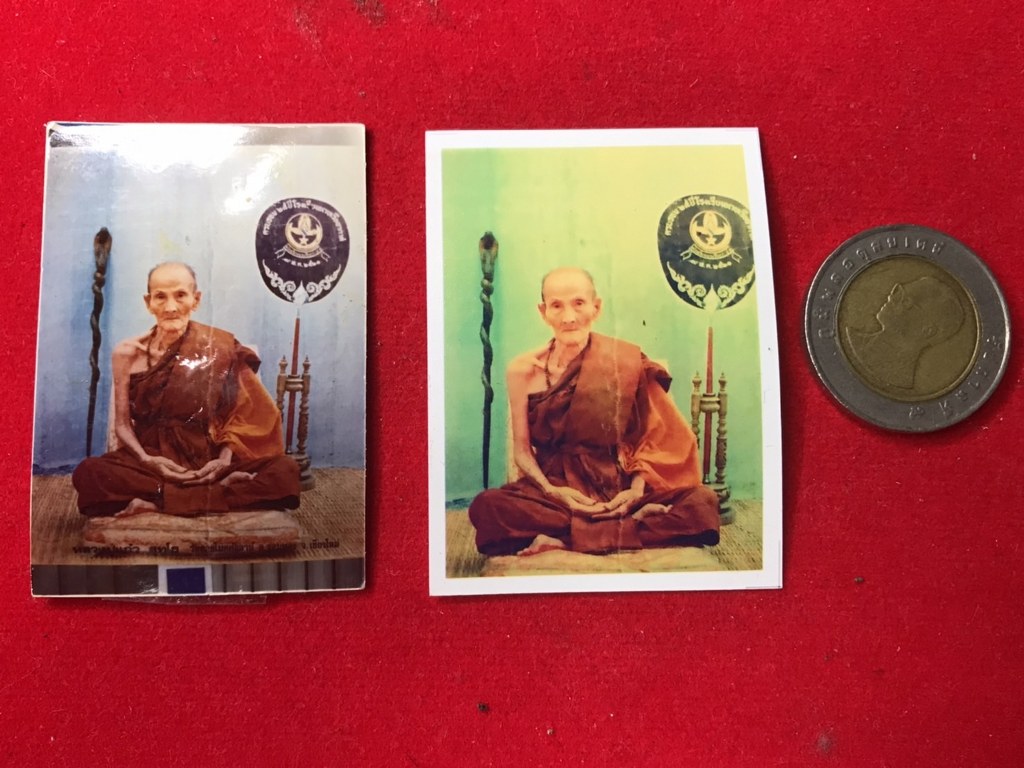 รูปถ่ายเก่าหลวงปู่ครูบาแก้ว สุทโธ วัดดอยโมคคลานะ อ.จอมทอง จ.เชียงใหม่ เม็ดอัญมณีสีม่วงด้านหลังเป็นอัญมนีที่ท่านพบในถ้ำ ท่านจึงนำเอกเศษอัญมณีเม็ดเล็ก ๆ ที่ไม่มีราคานั้นติดตัวใส่ย่ามมาด้วยจำนวนหนึ่งนำมาแจกจ่ายให้กับศรัทธา ท่านเรียกเศษอัญมณีนี้ว่า “ทรายคำ”