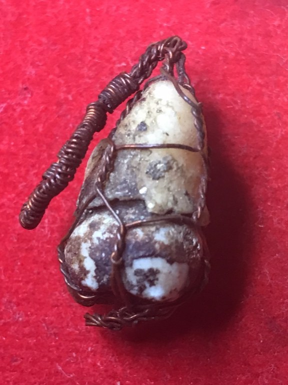 พระทันตธาตุ ครูบาดวงทิพย์ วัดสันป่ายาง อ.แม่แตง จ.เชียงใหม่ องค์นี้เจ้าของเดิมคือ พ่อหนานคำ เป็นหมอยารักษาแบบพื้นบ้านล้านนา เสียชีวิตแล้วเมื่อปี 2530 ต่อมาได้สืบทอดตกมาอยู่ที่จ่าณรงค์ เป็นตำรวจอยู่ อ.แม่แตง จ.เชียงใหม่ ปัจจุบันอายุ 58 ปี (พ.ศ.2566)