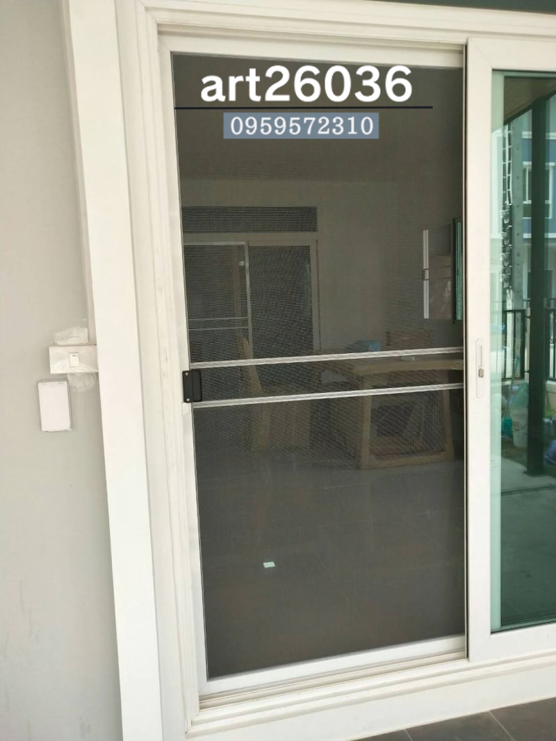 ประตูแนวมินิมอล กระจกสีบานเลื่อนพร้อมมุ้งลวด