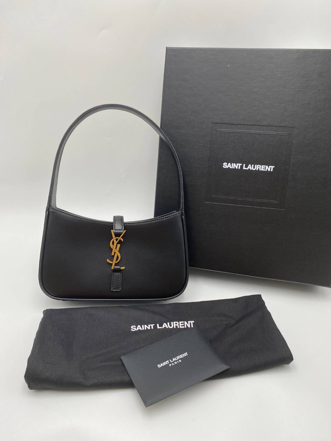 New YSL LE 5 À 7 MINI IN SMOOTH LEATHER DIMENSIONS : 19 X 11,5 X 4,5 CM / 7.5 X 4.5 X 1.8 INCHES อุปกรณ์ : กล่อง ถุงผ้า ถุงกระดาษ การ์ด