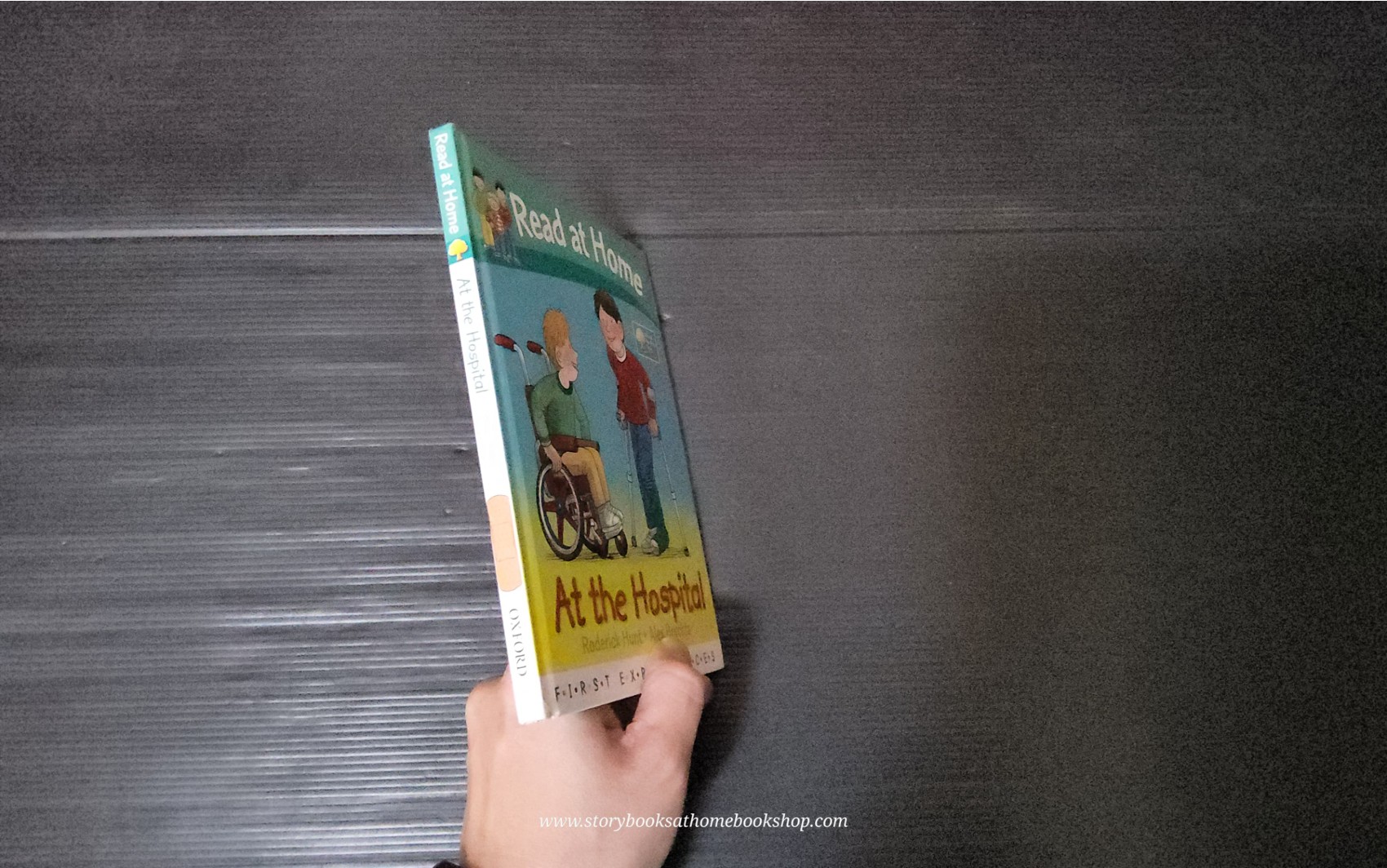 หนังสือนิทานปกแข็ง** 🍅READ AT HOME:FIRST EXPERIENCES: AT THE HOSPITAL