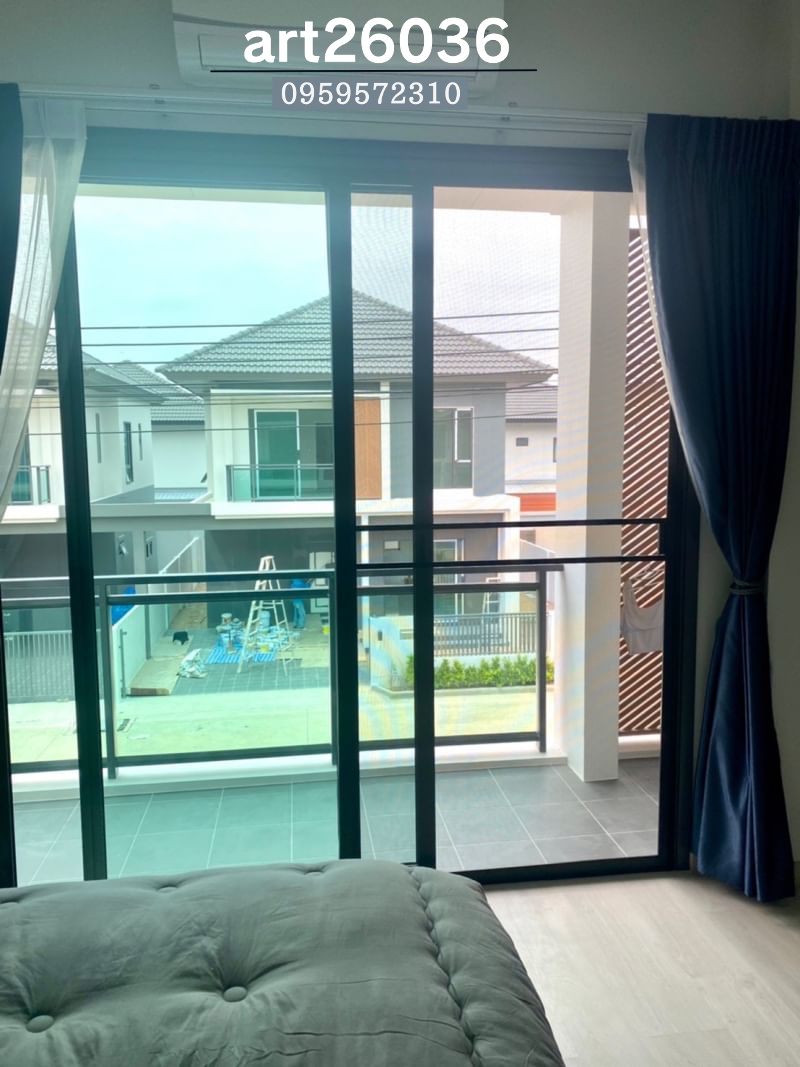 ติดตั้งเหล็กดัด พร้อมมุ้งลวด ผ้าม่านโทนสีน้ำเงินทั้งหลัง โมเดิร์น