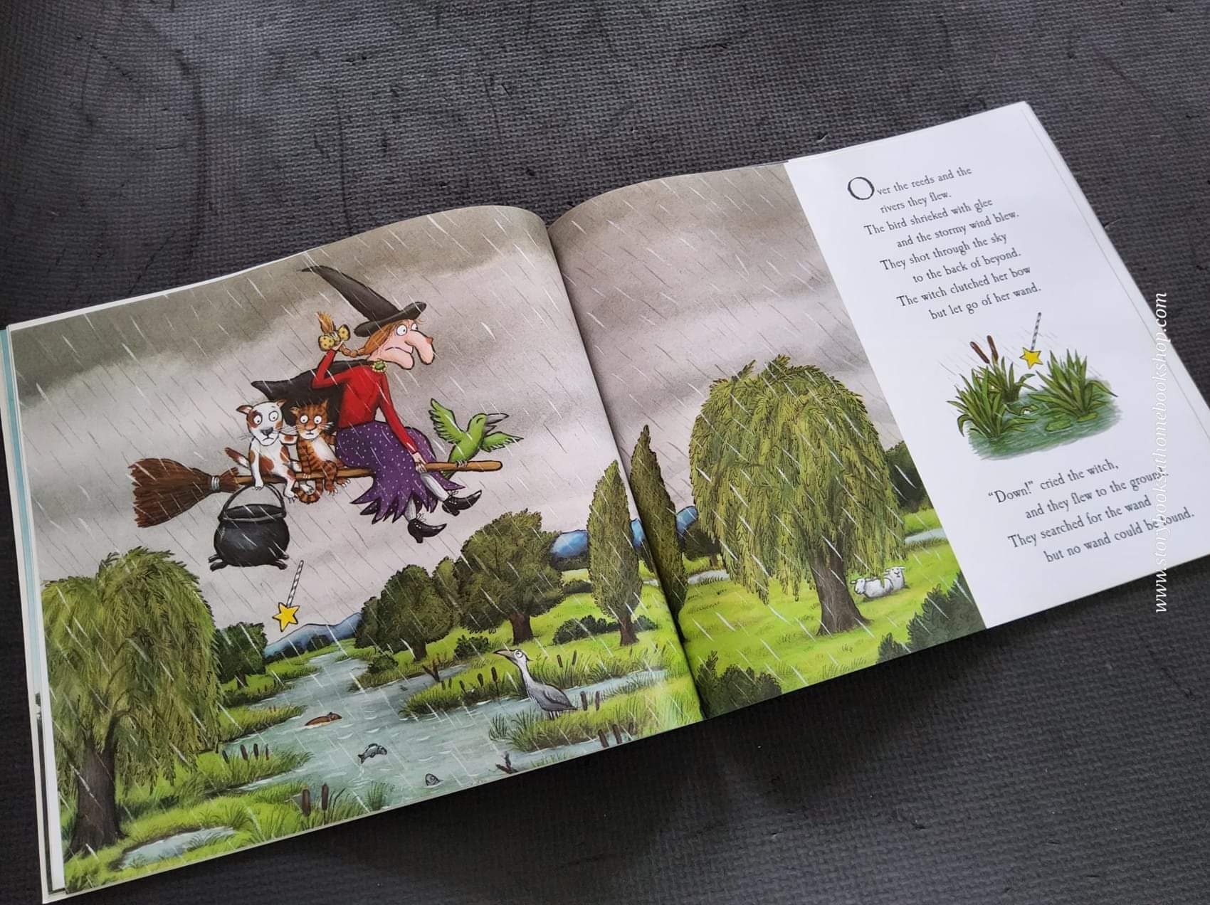 หนังสือนิทานปกอ่อน** 🍅🍓ROOM ON THE BROOM BY JULIA DONALDSON.AXEL SHEFFLER
