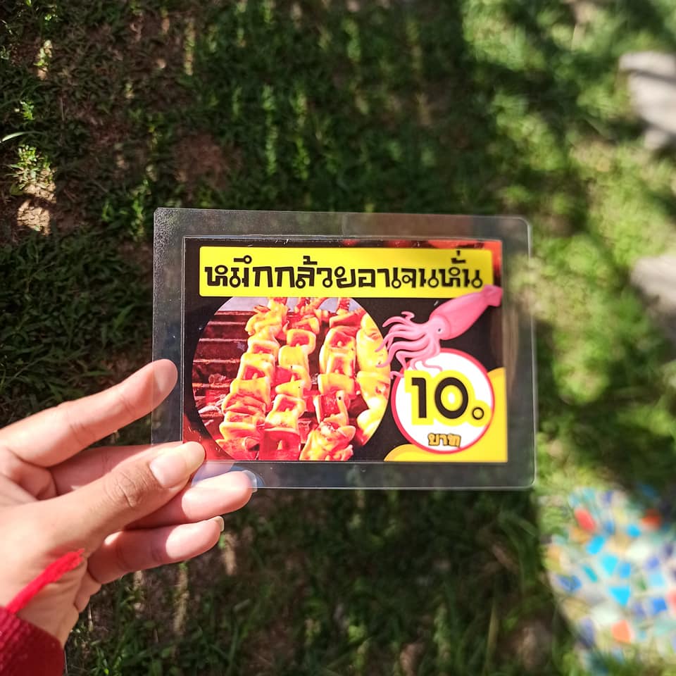 ป้ายเมนูสำเร็จรูป A6 ไม่เจาะ 22 แผ่น | แบบที่ 7 โทนสีเหลือง-ดำ | ลูกชิ้น, ไส้กรอก, หมึก, หอย เมนูเด็ด พร้อมใช้งาน