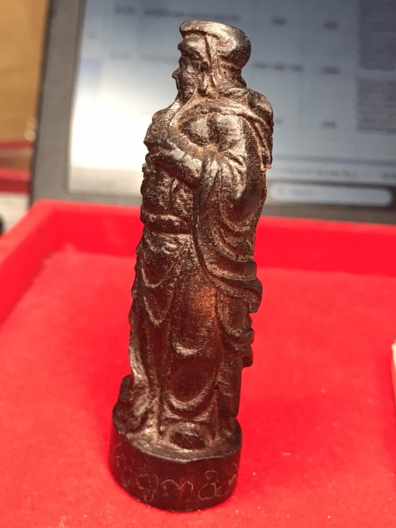 ท่านกวนอู ไม้แกะ มีรอยจาร เนื้อไม้มีสีดำ น้ำหนักไม่มากนัก ได้มาจากอดีตพระวัดพระพุทธบาทห้วยต้ม ชื่อพระจอดี้ เคยรับใช้ครูบาวงศ์ราว ๆ ปี 2537-2543 ท่านเล่าว่าท่านได้มาประมาณปี 2538 ช่างไทยใหญ่แกะถวายให้ครูบาวงศ์เสก เพื่อบูชาติดตัวไปทำงานที่อื่น