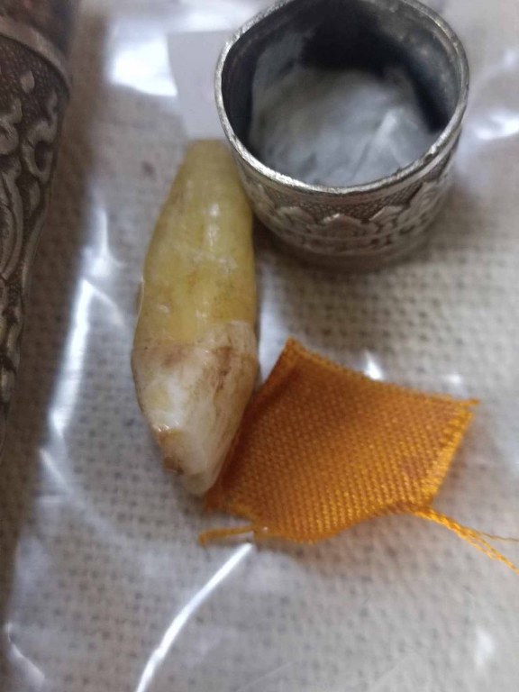 พระทันตธาตุ หลวงพ่่อแกง วัดน้ำบึง อ.ท่าปลา จ.อุตรดิตถ์ ได้มาจากคุณวินัย อายุ 84 ปี อดีตนายอำเภอ หลายพื้นที่ คุณวินัย ท่านได้รับพระทันตธาตุหลวงพ่่อแกง จากมือหลวงพ่อแกง เมื่อปี 2550 เพราะท่านได้ถวายตัวเป็นศิษย์ ทำบุญ ช่วยเหลือทางวัดมาตลอดหลายปี