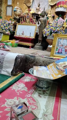 มีผู้บูชาแล้ว พระเกศาหลวงปู่ครูบาเจ้าศรีวิชัย ชุดนี้ได้มาจาก ตุ๊ทอง อดีตเป็นลูกศิษย์ครูบาพระมหาทองสุข วัดบวกครก จ.เชียงใหม่ โดยปัจจุบันท่านตุ๊ทอง เป็นเจ้าอาวาสวัดบ้านมอญ จ.เชียงใหม่ พระเกศาธาตุพร้อมตู้กระจกชุดนี้ท่านตุ๊ทองมี อยู่ ๔ ชุด แต่ท่านแบ่งมาให้เพี