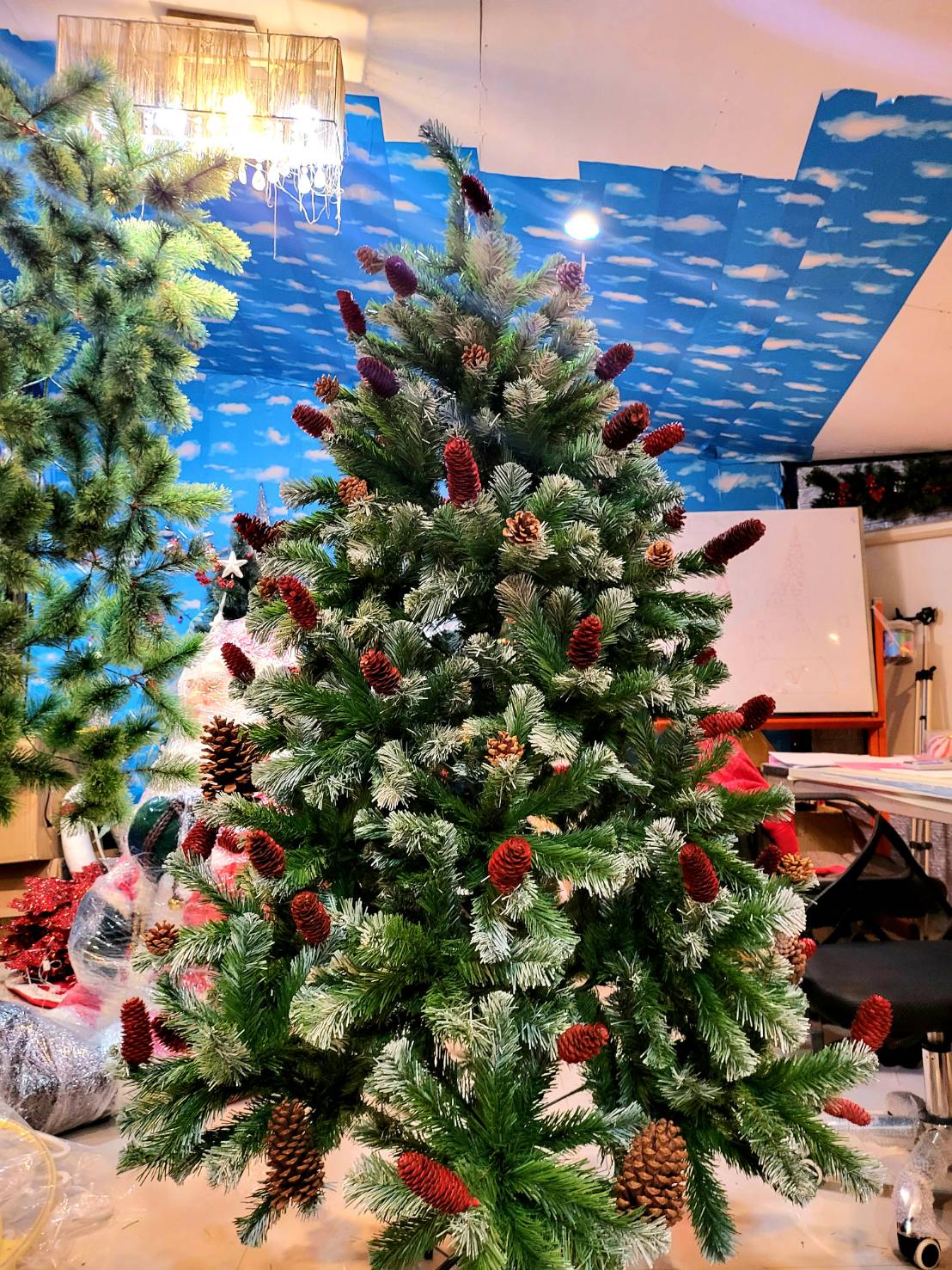 ตัวอย่างขาเหล็กวัสดุตั้งพื้นของต้นคริสต์มาสปลอม ขนาด 6ฟุตตกแต่งงานเลี้ยงวันคริสต์มาสที่ได้รับความนิยม