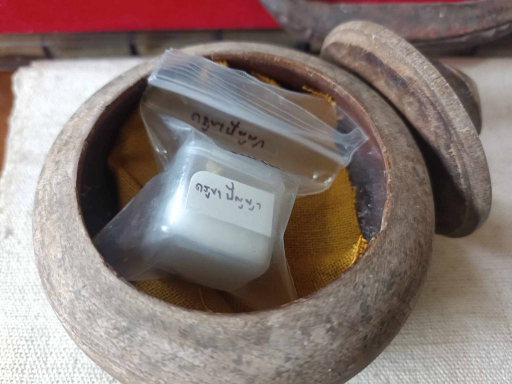 พระทันตธาตุ ครูบาปัญญา วัดหนองบัว จ.น่าน ได้มาจากคุณวินัย อายุ 84 ปี อดีตนายอำเภอ หลายพื้นที่ คุณวินัย ท่านได้พระทันตธาตุครูบาปัญญา จากอดีตลูกน้องของท่าน ซึ่งเป็นลูกศิษย์ครูบาปัญญา ชื่อเกรียงไกร เมื่อปี 2532 ณ ตอนนั้นท่านเป็นปลัดอำเภอ จ.น่าน