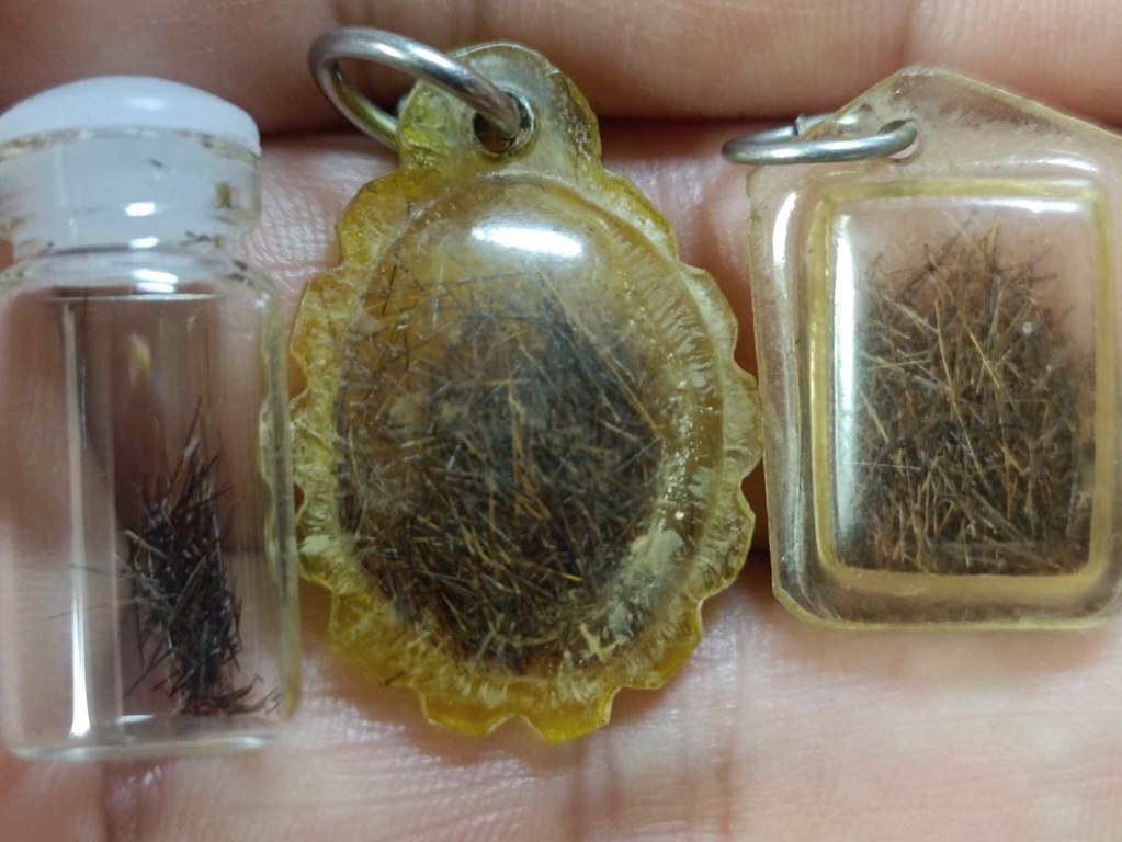 พระเกศาครูบาเจ้าศรีวิชัย และครูบาเจ้าอภิชัยขาวปี จ.ลำพูน จำนวน 5 เลี่ยมนี้ ได้มาจาก ร.ต.ต. ประดิษฐ์ อดีตนายตำรวจบ้านโฮ่ง จ.ลำพูน พระเกศาจำนวน 5 เลี่ยม ลุงประดิษฐ ์ได้มาจากผู้เฒ่าท่านหนึ่งในบ้านปวง อ.ลี้ เมื่อสมัย 30 ปีก่อน ราว ๆ พ.ศ.2532